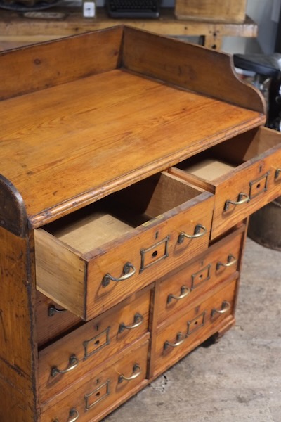 meuble de metier ancien fin XIXieme siecle a 8 grand tiroirs en bois et poignées laiton.